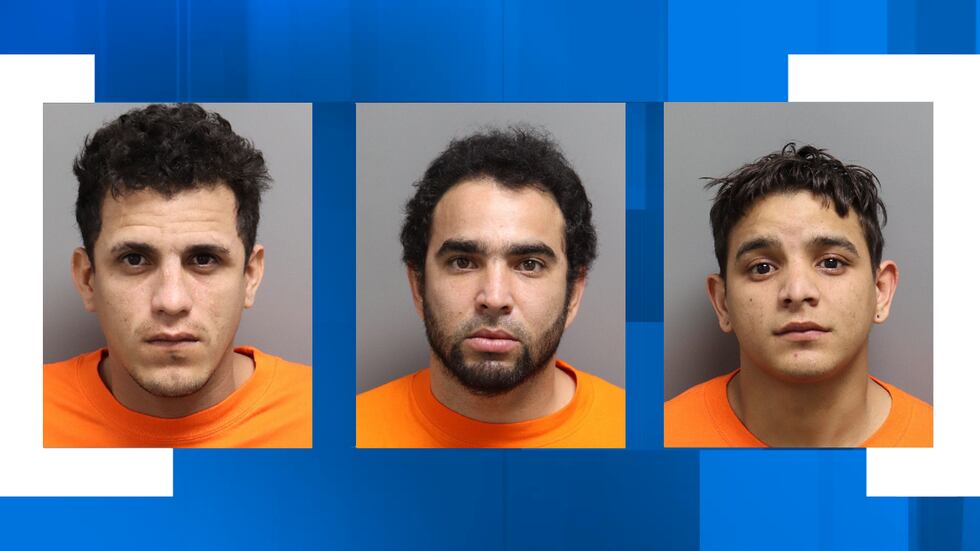 (De izq. a der.) Edison Alejandro Ramiro Muñoz, de 29 años, está acusado del cargo de robo a...