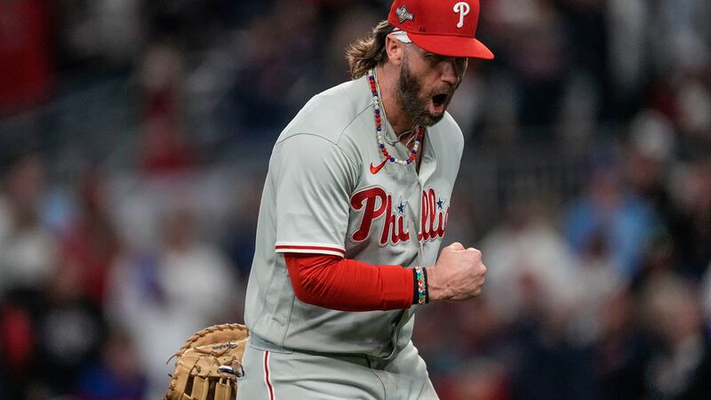 Bryce Harper, de los Filis de Filadelfia, festeja un doble play en el primer juego de la serie...