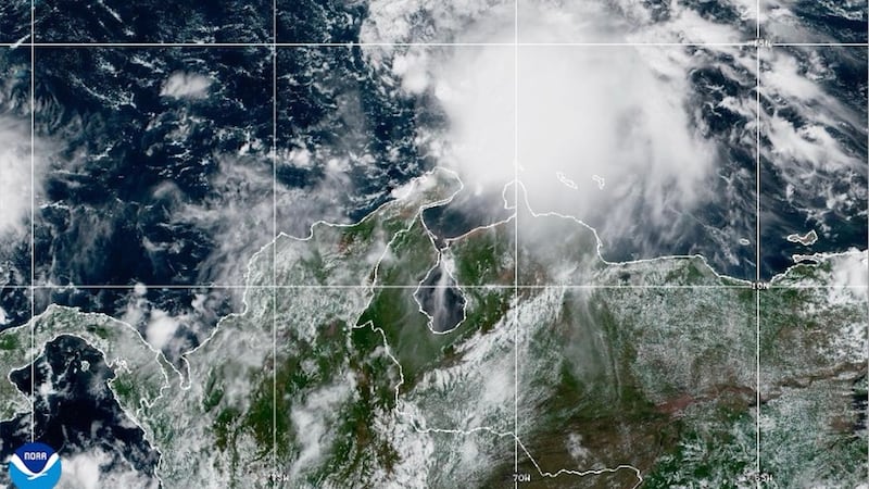 Esta imagen satelital de la Oficina Nacional de Administración Oceánica y Atmosférica de EEUU...