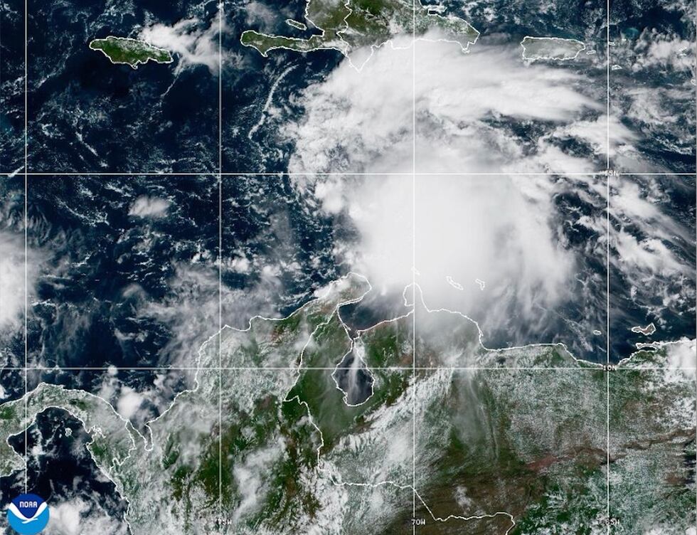Esta imagen satelital de la Oficina Nacional de Administración Oceánica y Atmosférica de EEUU...
