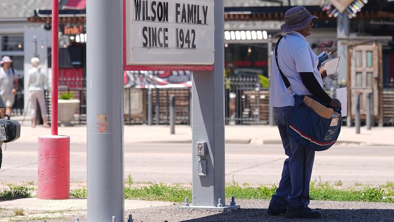Los precios de la gasolina en una gasolinera en Denver, el 4 de junio del 2026. (AP...
