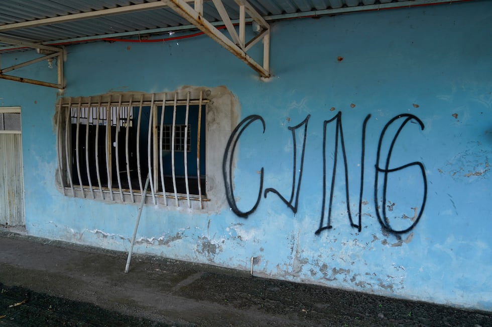 ARCHIVO - Las siglas "CJNG" del Cártel Jalisco Nueva Generación cubren la fachada de una casa...