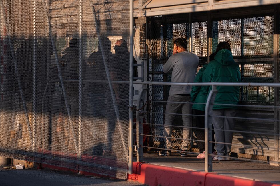 ARCHIVO – Un grupo de inmigrantes indocumentados es deportado por agentes del Servicio de...