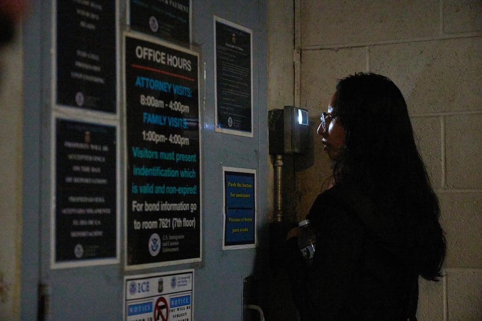 ARCHIVO - Olivia Cortez, graduada en sociología, habla con un videoportero automático mientras...