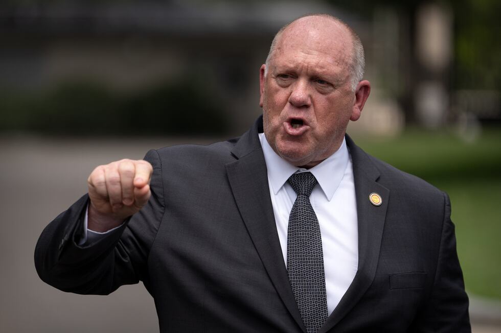 El coordinador de la Casa Blanca para la política fronteriza, Tom Homan, habla con periodistas...