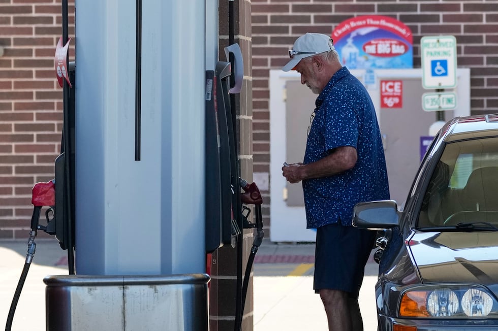 Un cliente mira los precios del combustible en una gasolinera en Vernon Hills, Illinois, el...