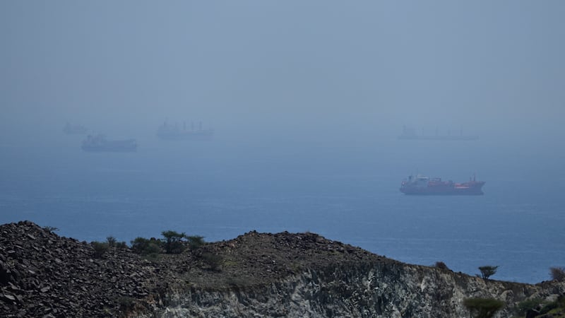 Petroleros y cargueros fondeados en el estrecho de Ormuz, el sábado 18 de abril de 2026. (AP...