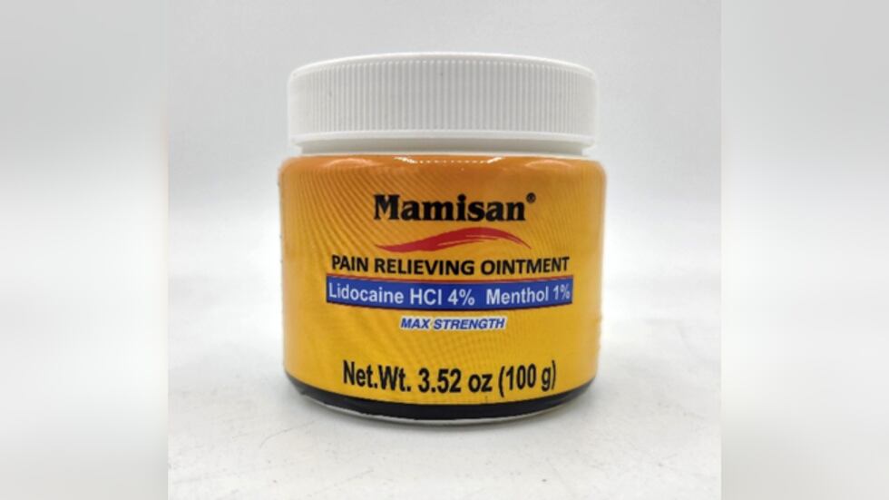 La pomada se distribuye en un envase naranja con tapa blanca de rosca y tiene la marca...