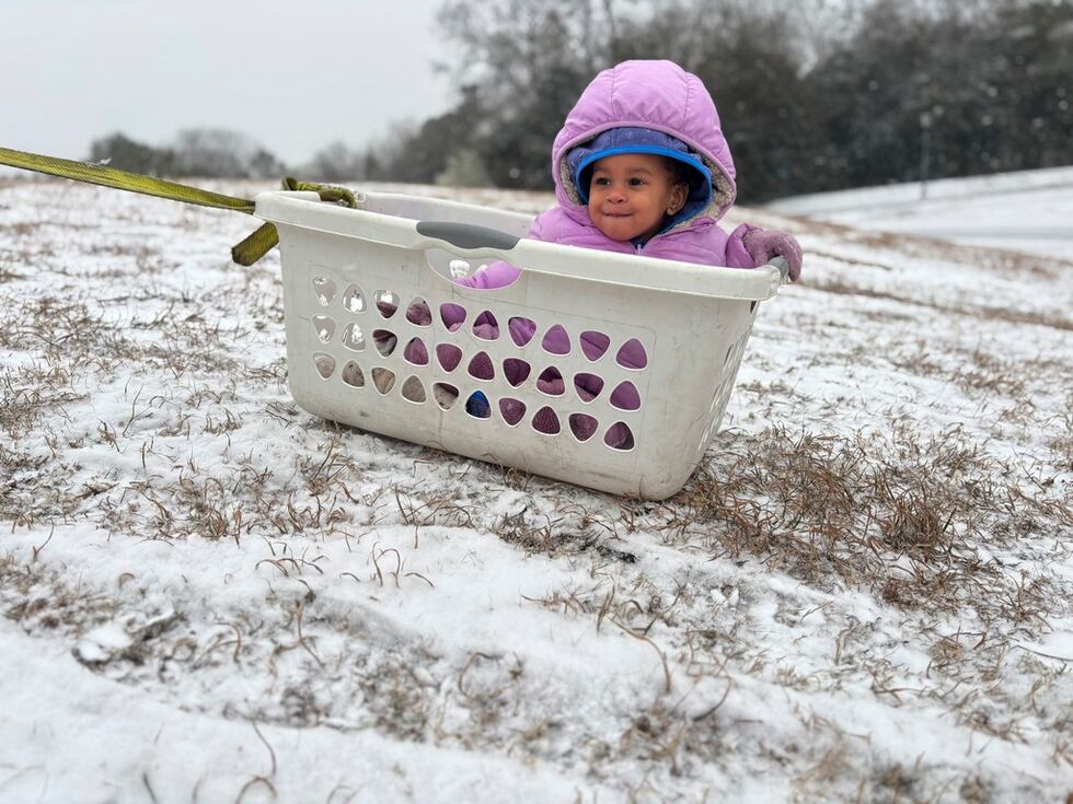 Aria Johnson, de 1 año, juega en la nieve con una cesta como trineo en Montgomery, Alabama, el...