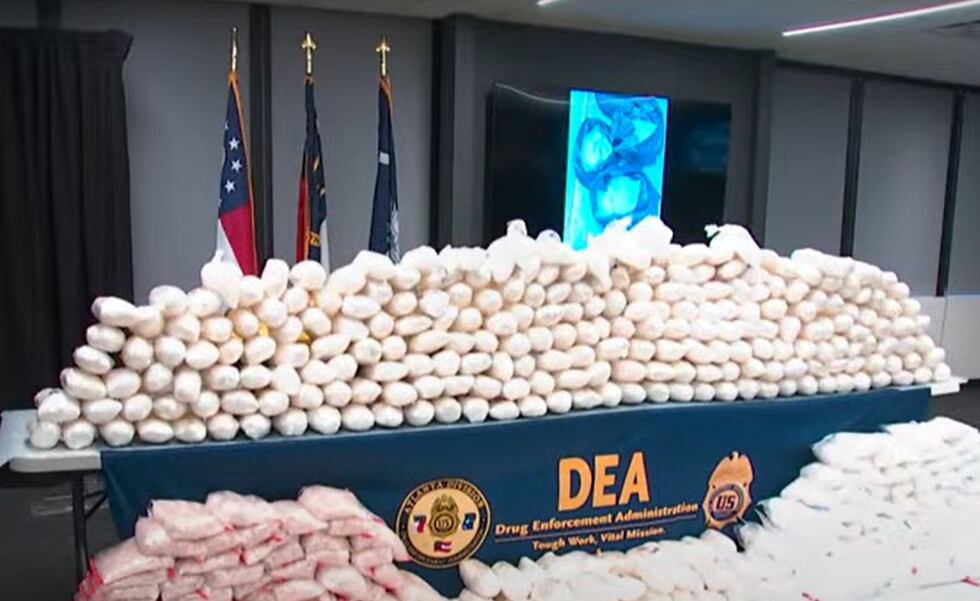 La Administración de Control de Drogas (DEA) informó que incautaron más de 1,000 libras de...