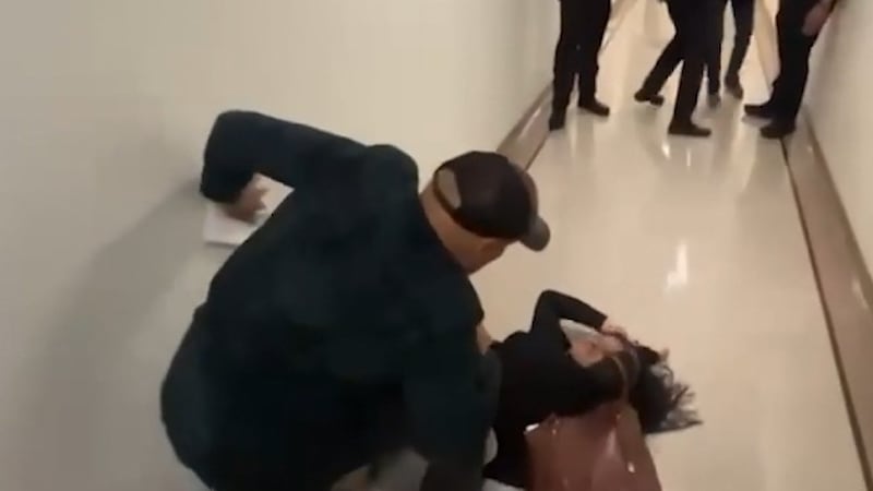 “Apartado de sus funciones” el agente de ICE que tiró al suelo a una mujer hispana en una...