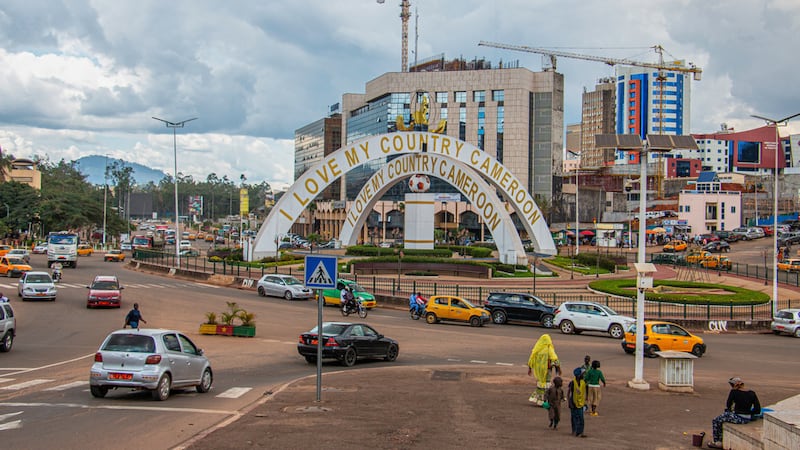 ARCHIVO - Autos circulan por una intersección cerca de un monumento el 12 de septiembre de...