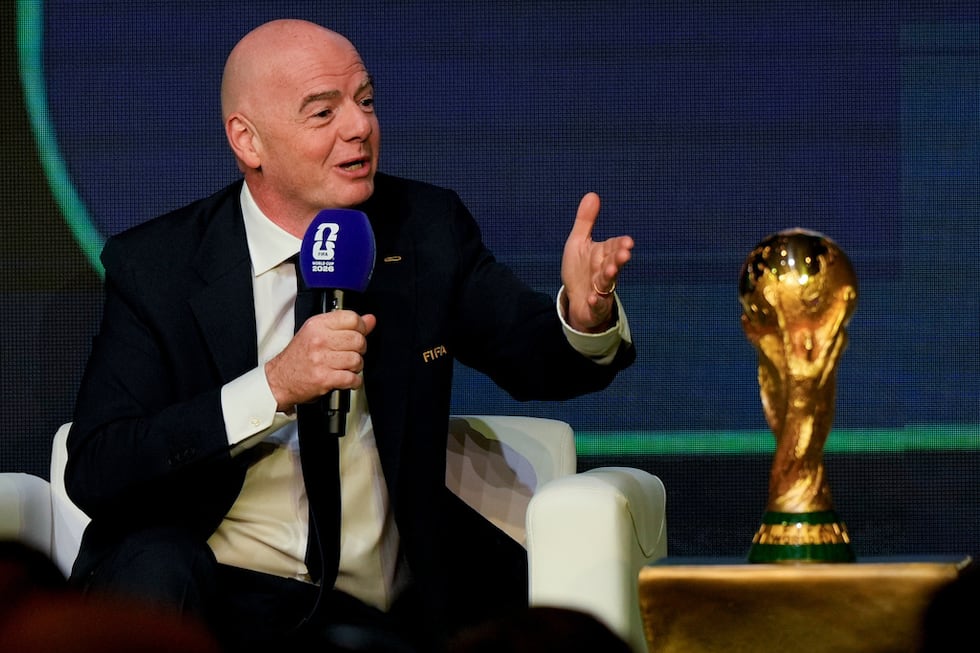 El presidente de la FIFA, Gianni Infantino, habla durante la revelación del calendario para el...