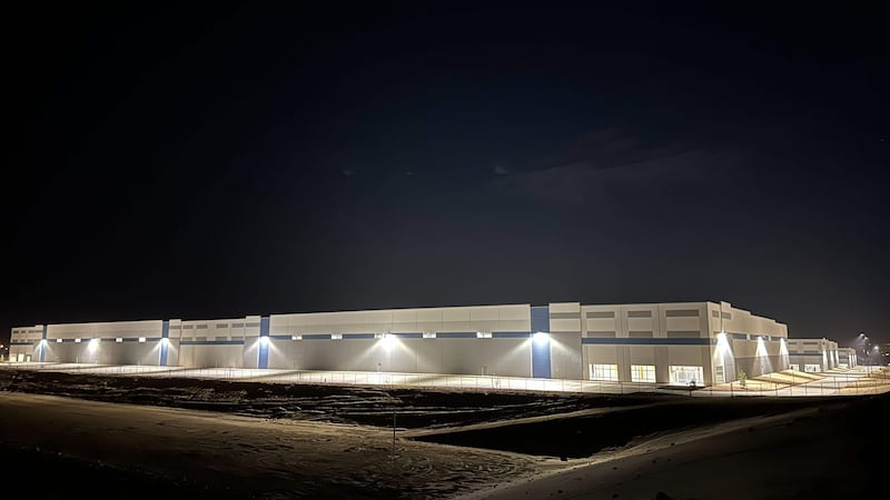 Un enorme almacén de 76.800 metros cuadrados (826.780 pies cuadrados) se encuentra iluminado...