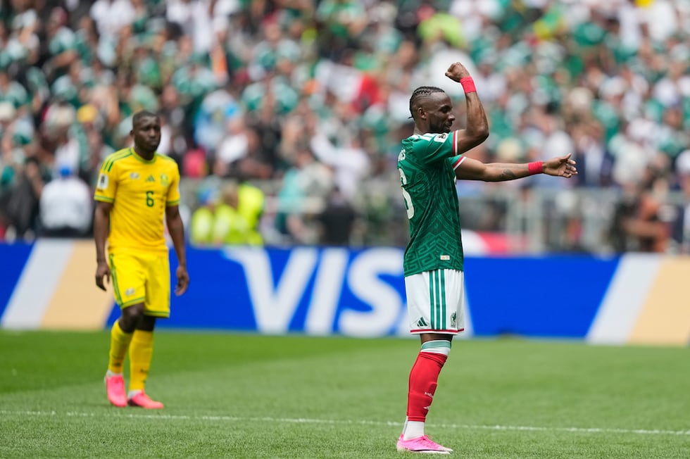 Julián Quiñones, de México, celebra tras marcar el primer gol durante el partido de fútbol del...