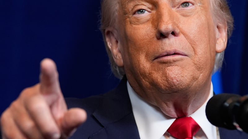 El presidente estadounidense Donald Trump habla en una conferencia de prensa con el primer...