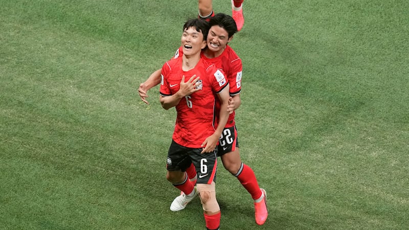 Hwang In-beom (izquierda) celebra con SEol Young-woo, luego de anotar ante República Checa en...