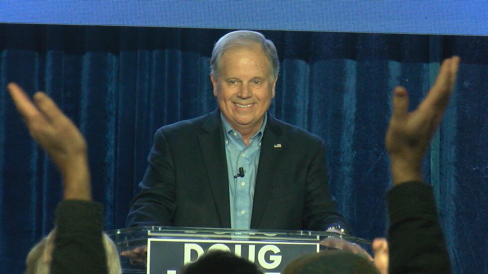 El exsenador estadounidense Doug Jones lanza oficialmente su campaña para gobernador de Alabama.