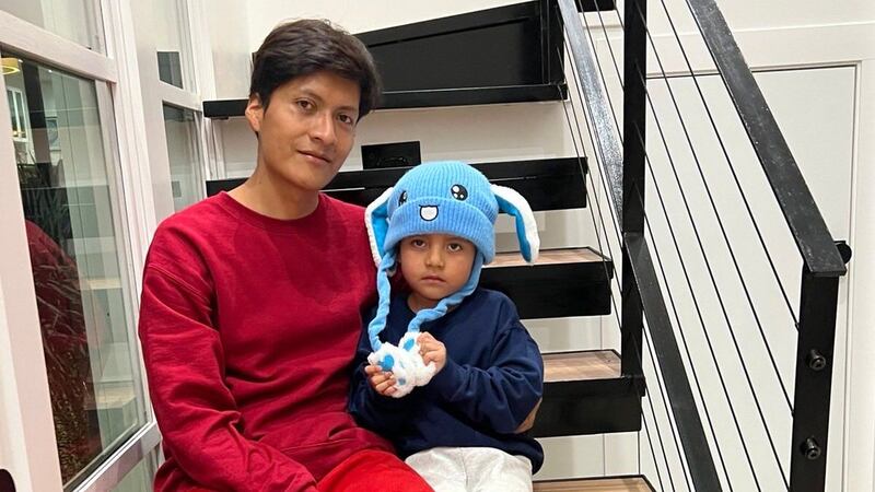 En esta foto, publicada por el representante estadounidense Joaquín Castro, demócrata por...