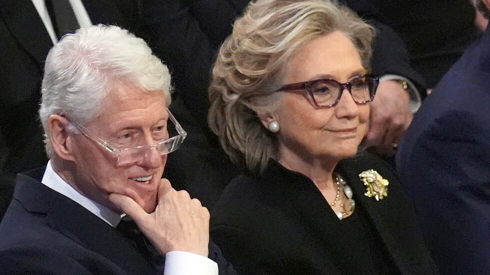 El expresidente Bill Clinton y la exsecretaria de Estado Hillary Clinton en el funeral del...