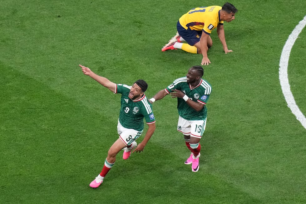 Raúl Jiménez (izquierda), festeja con Julián Quiñones, su compañero de la selección de México,...