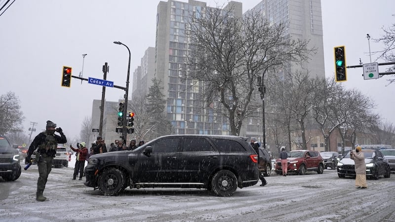 Activistas confrontan a un grupo de agentes del Servicio de Inmigración y Control de Aduanas...