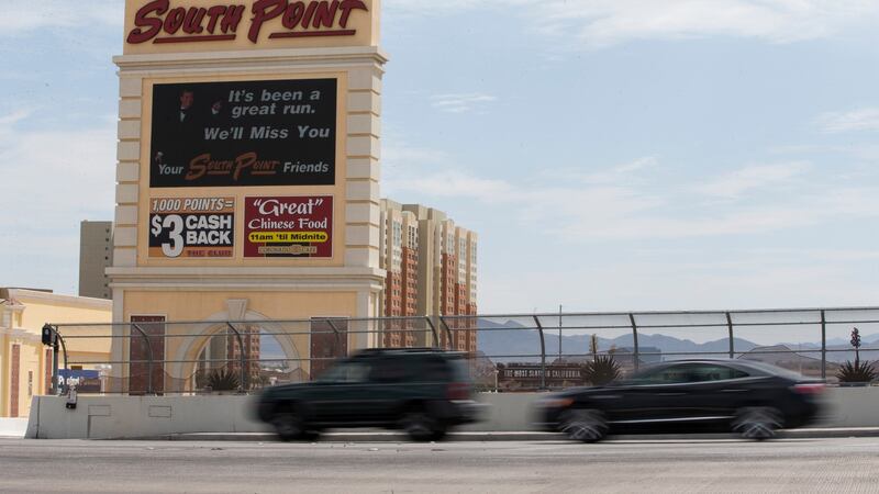 Vehículos circulan frente al Hotel Casino y Spa South Point, el 4 de septiembre de 2017, en...