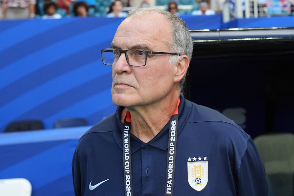 El técnico de Uruguay Marcelo Bielsa durante el partido contra Cabo Verde por el Grupo H del...
