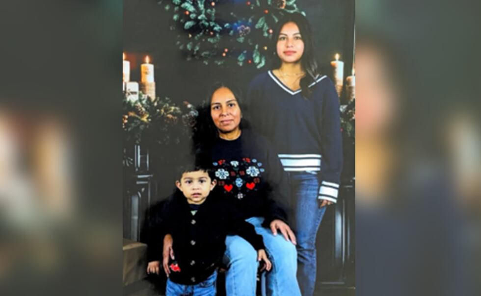 De izquierda a derecha: Anthony García Choc, de 2 años; su madre, Aurelia Choc Cac, de 40...