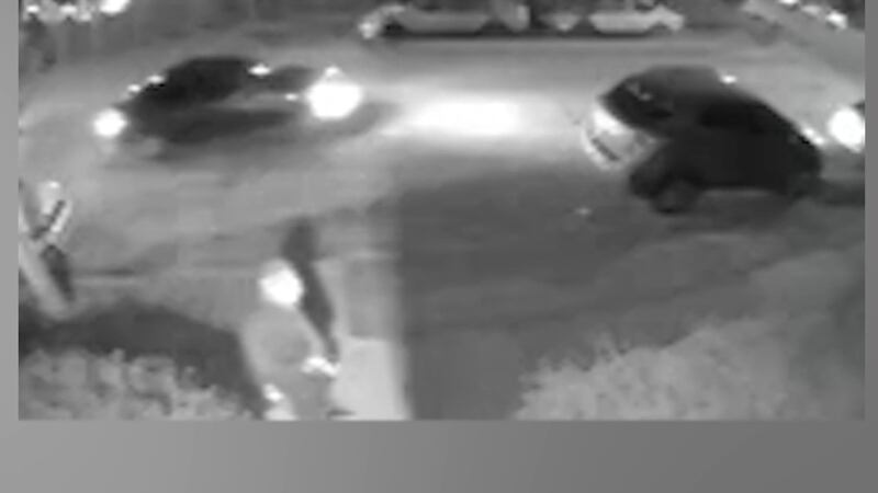 La cámara de vigilancia de un vecino captó a John N. Siebold, de 80 años, caminando solo en...