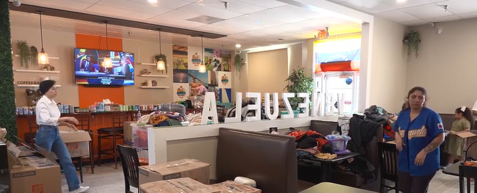 Restaurante Mobile prepara cajas de ayuda para Venezuela y necesita más voluntarios.