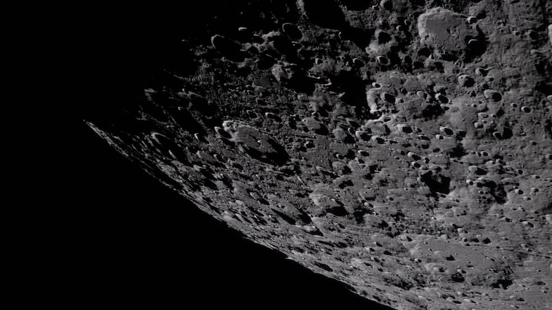 En la imagen, proporcionada por la NASA, la tripulación de Artemis II captó esta imagen del...