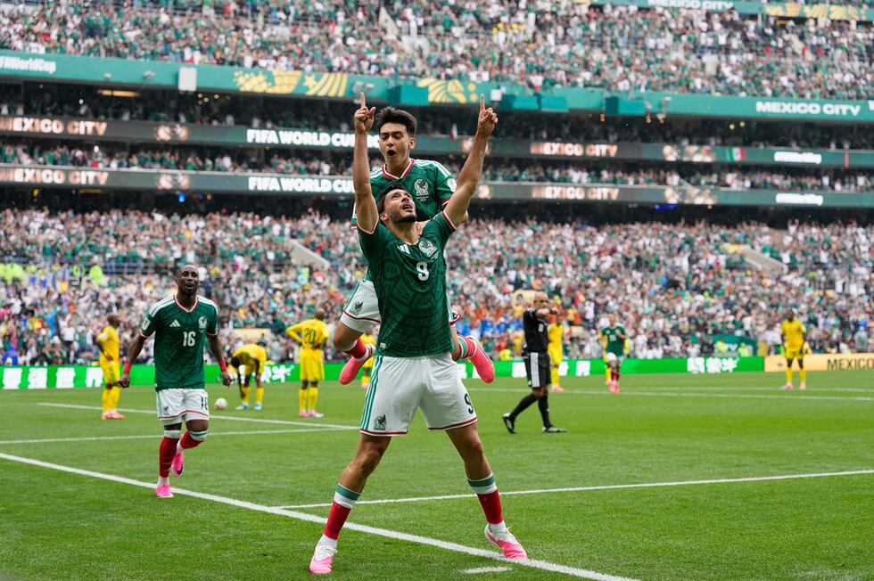 El mexicano Raúl Jiménez celebra tras marcar el segundo gol de su equipo durante el partido de...