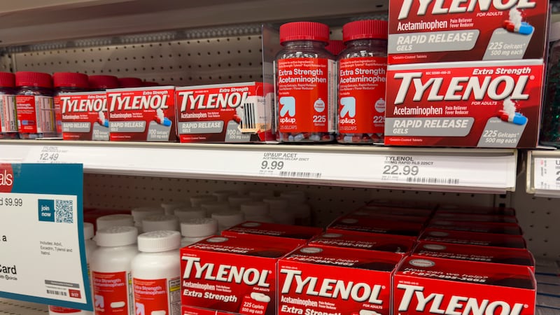 ARCHIVO - Productos analgésicos Tylenol expuestos en una estantería de una tienda en Carmel,...