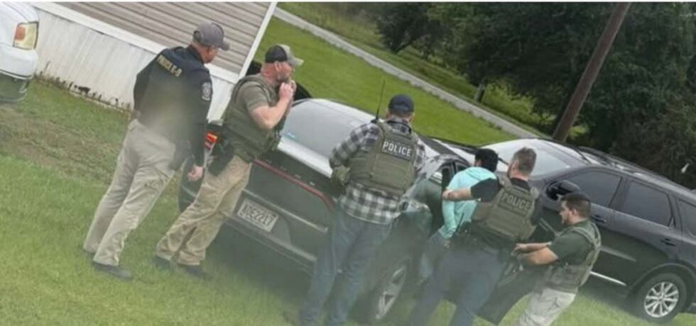 Agentes federales detienen a Leo Venegas el 2 de mayo de 2026, cerca de su domicilio en el...