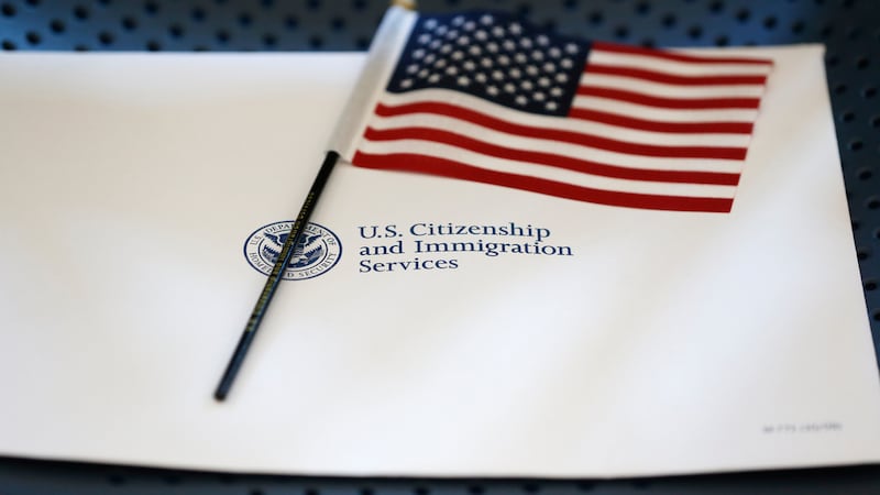 Un paquete de información y una bandera de Estados Unidos sobre una silla en la oficina de...