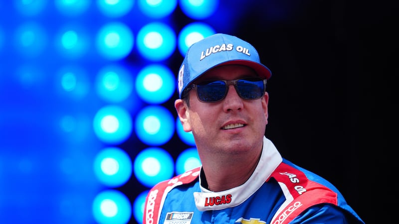 ARCHIVO - Kyle Busch sonríe al ser presentado durante la carrera de estrellas de la NASCAR, el...