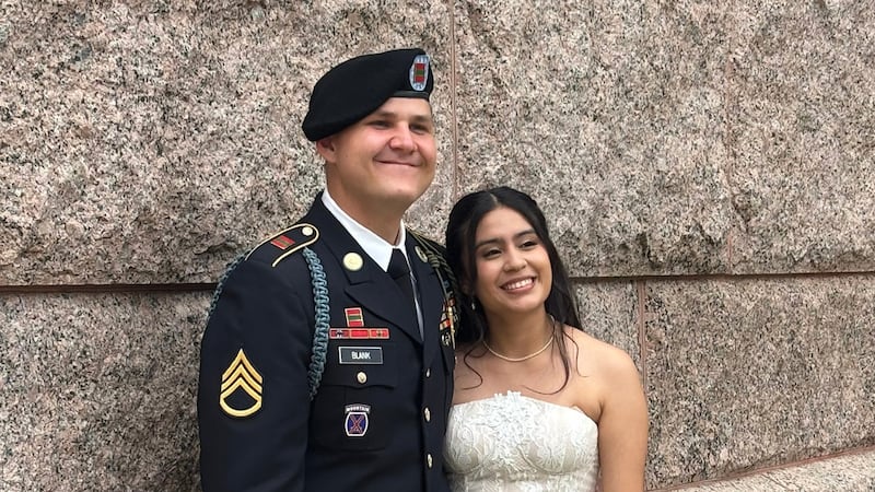 Esta foto suministrada por Jen Rickling muestra al sargento primero del Ejército de Estados...