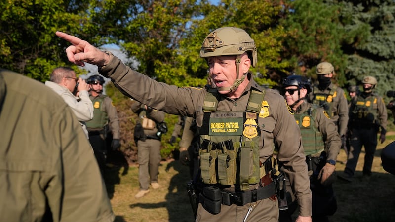 Greg Bovino, jefe de patrulla del sector El Centro de la Patrulla Fronteriza (al centro),...