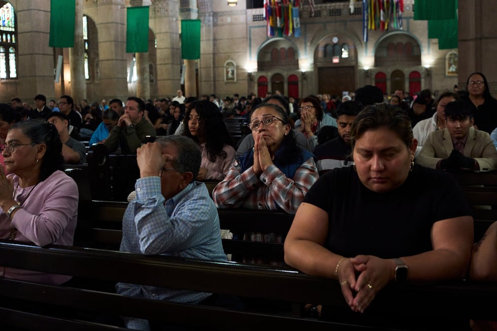 Feligreses rezan durante una misa dominical en la iglesia católica Santuario del Sagrado...