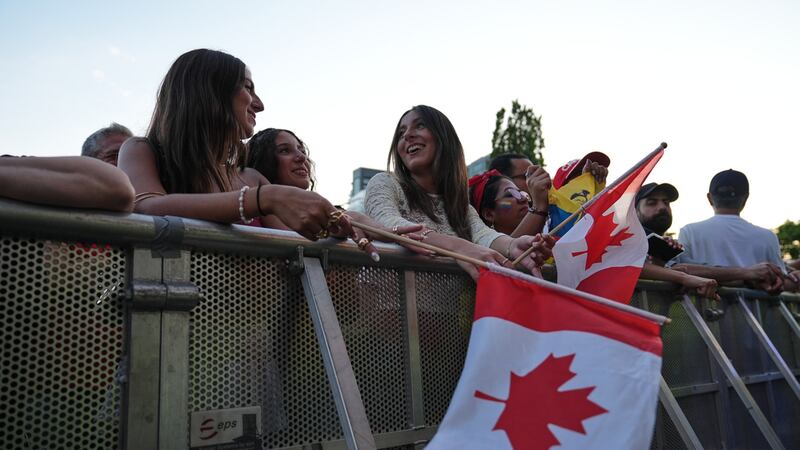 Hinchas agitan banderas de Canadá durante un concierto previo a la Copa Mundial, el miércoles...