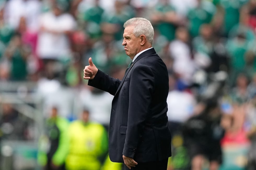 Javier Aguirre, técnico de México, hace un gesto durante el partido inaugural de la Copa del...