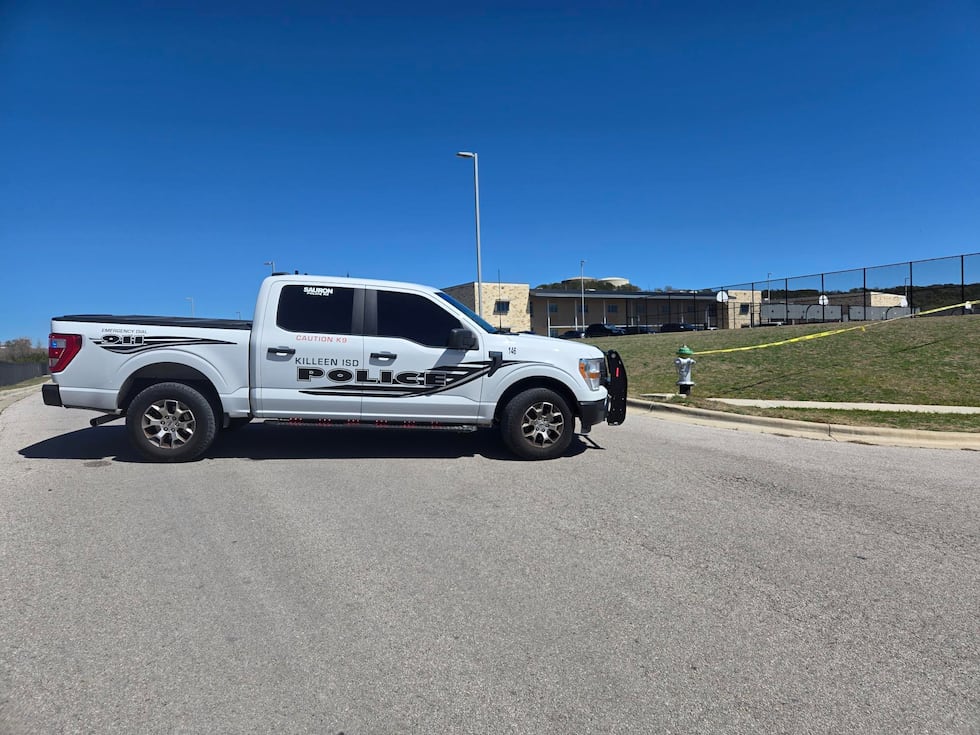Una unidad de policía de Killeen ISD bloquea una de las entradas a la escuela Roy J. Middle...
