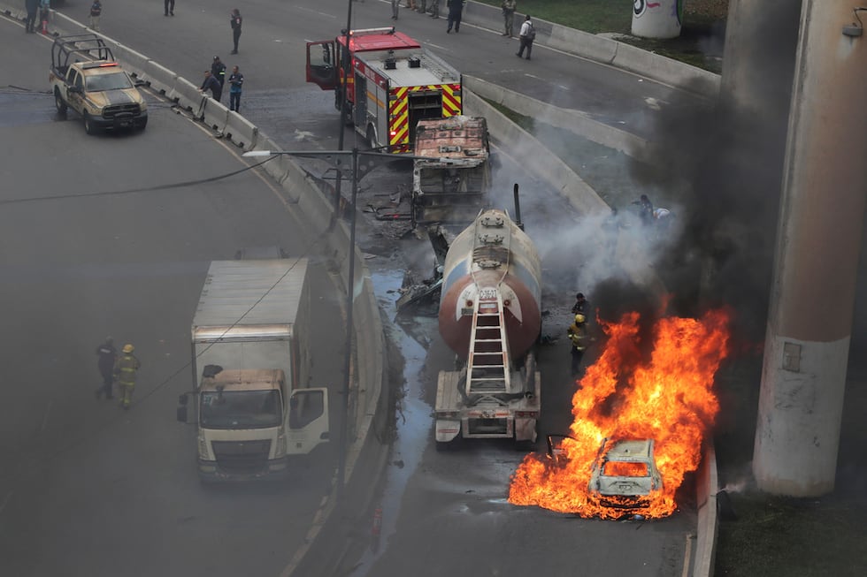 Investigan la explosión mortal de un camión cisterna de gas en Ciudad de México