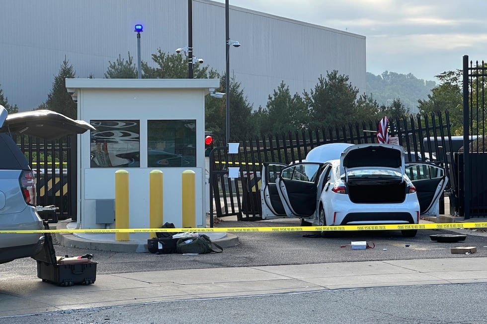 El carro estrellado contra la cerca de la sede del FBI en Pittsburgh el 17 de septiembre del...