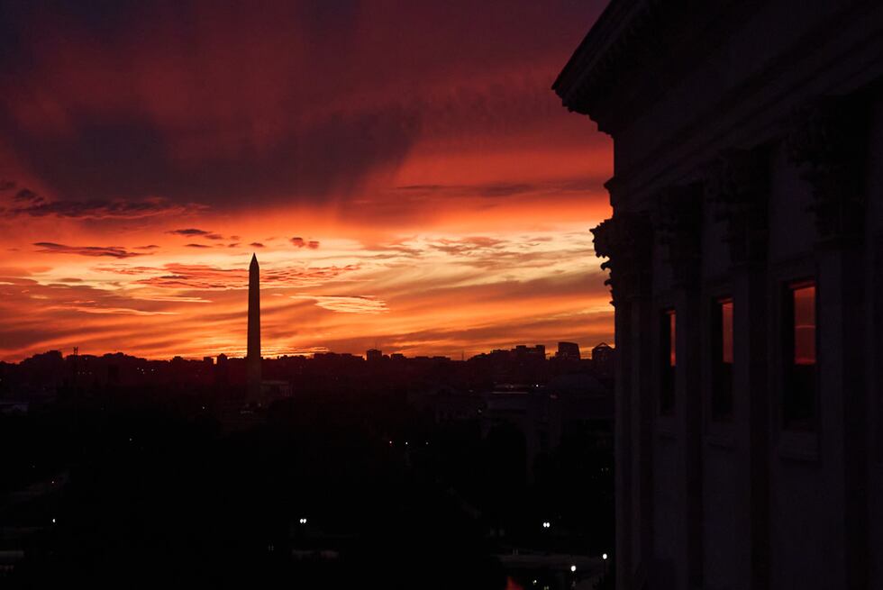 El atardecer se ve desde el Capitolio antes de conferencias de prensa de republicanos y...