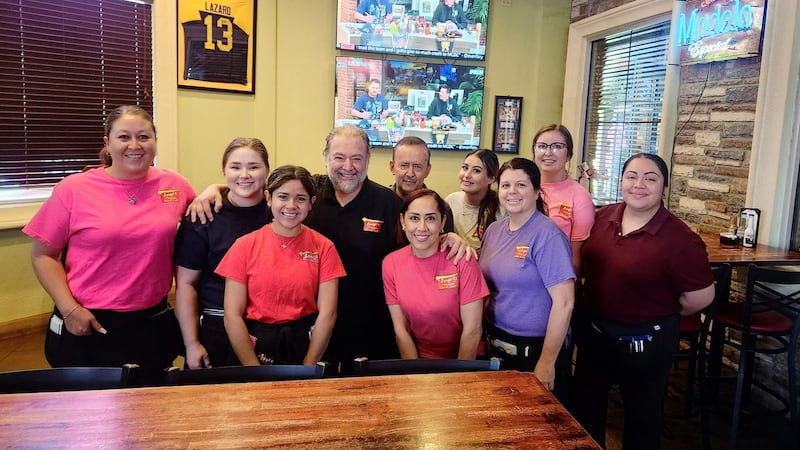 Mesero Hispano de Amarillo recibe propina de $10,000