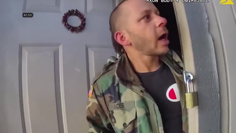 VIDEO: Muere sospechoso tras confrontación con dos agentes, según autoridades. Su ex llamó al...