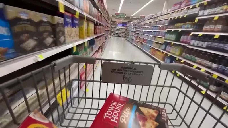 Hispanos reaccionan a los cambios que el gobierno exige para obtener SNAP y que excluye a...