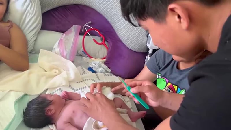 Un grupo de parteras ayuda a migrantes embarazadas a dar a luz en México con medicina...